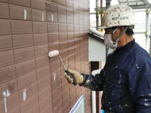 郡山塗装の職人が外壁塗装をしている様子です