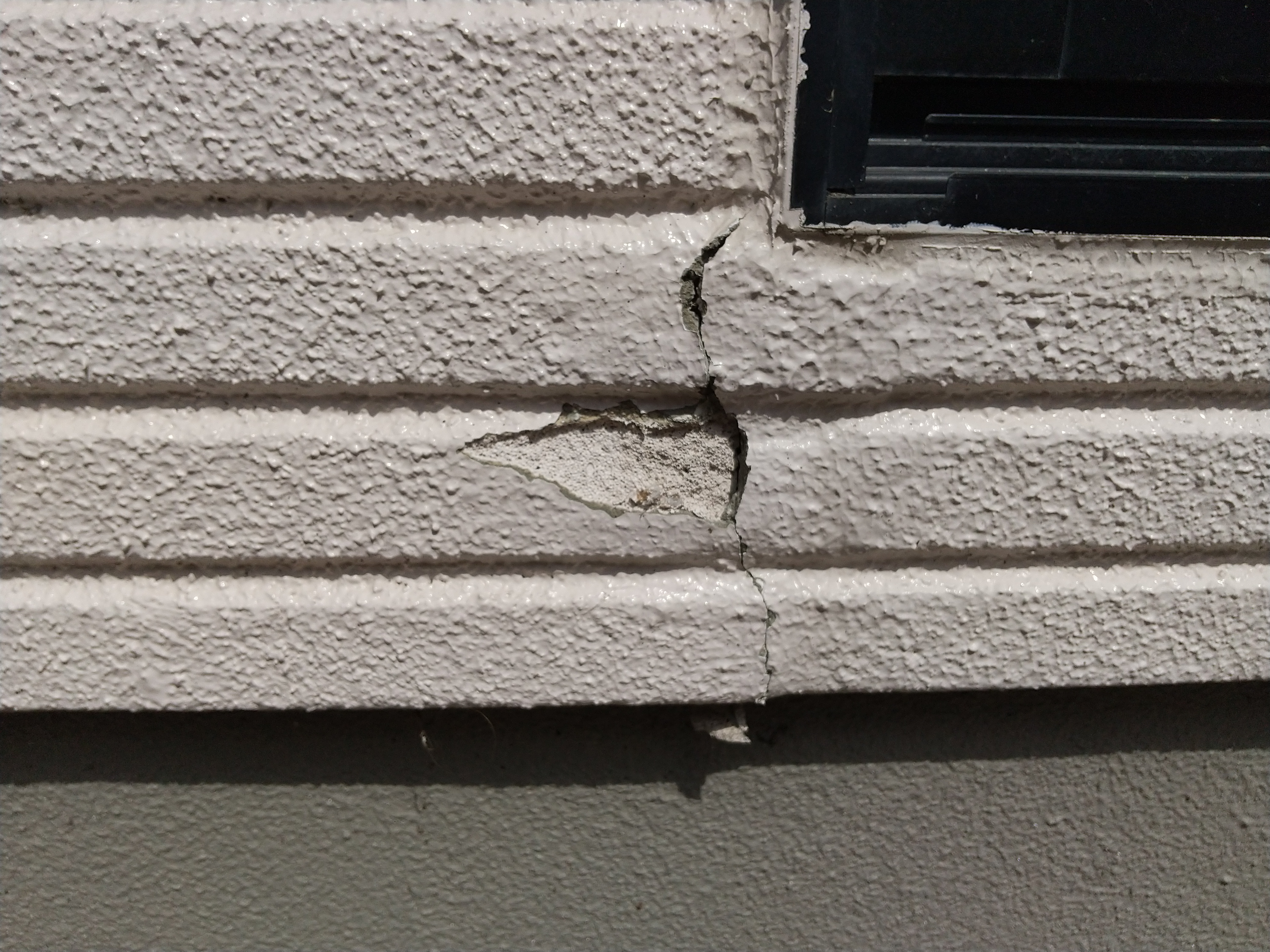 外壁ひび割れ