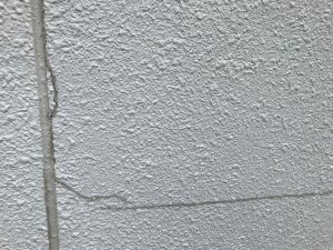 ﾓﾙﾀﾙ外壁の横方向のひび割れ
