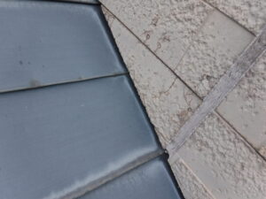 金属瓦　小口部分　白錆
