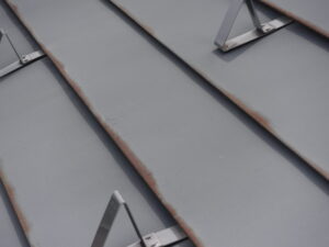 金属瓦　小口部分　赤錆